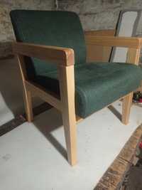 Стул кресло с деревянными боковинами