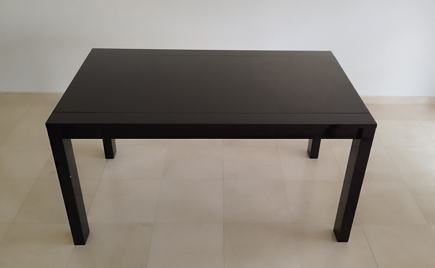 Mesa de jantar extensível de madeira lacada a preto