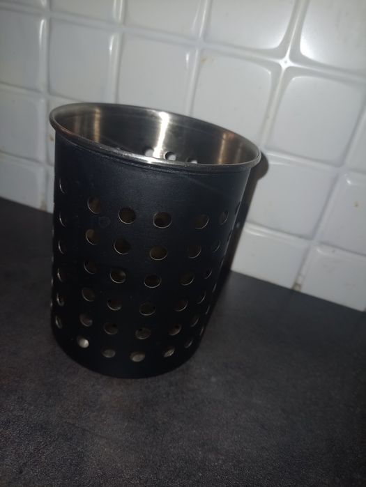 Metalowy pojemnik na sztućce okapnik