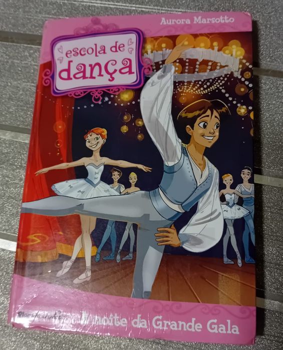 Diversos livros infanto-juvenis