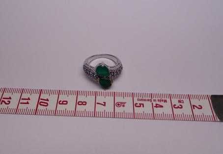 Srebrny pierścionek zielone opalizujące kamienie, błękitne topazy i cy
