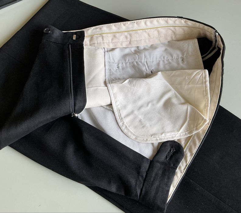 Garnitur męski czarny dwurzędowy.