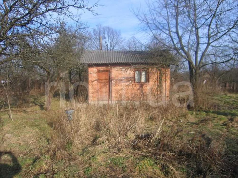 Земельна ділянка із дачним будинком