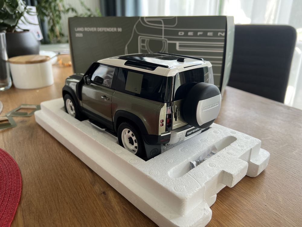 Sprzedam model 1:18 Land Rover Defender 90 Almost Real [NOWY]