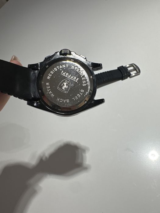 Uszkodzony zegarek Ferrari