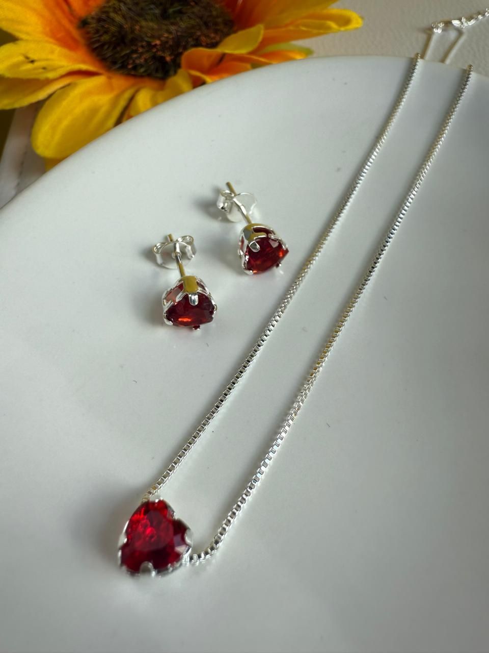 Conjunto coração vermelho folheado a prata, semijoia de qualidade.