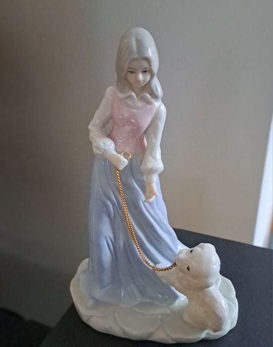 Figurka porcelanowa hiszpańska Dama z pieskiem