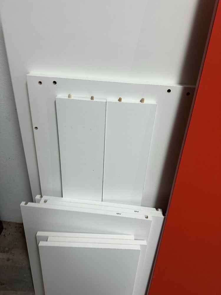 Cama beliche criança Ikea STUVA c/ detalhes em vermelho
