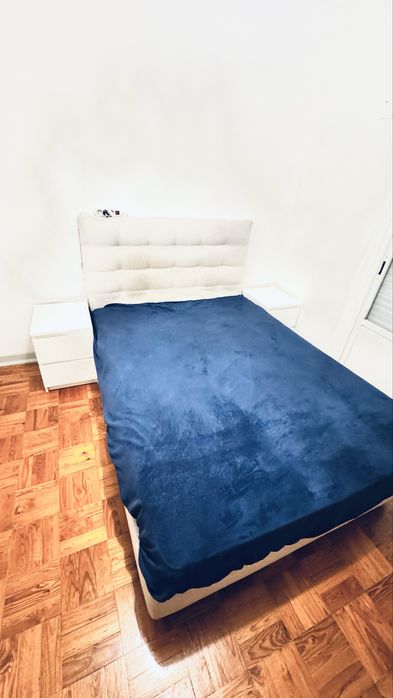 Cama de casal em bom estado