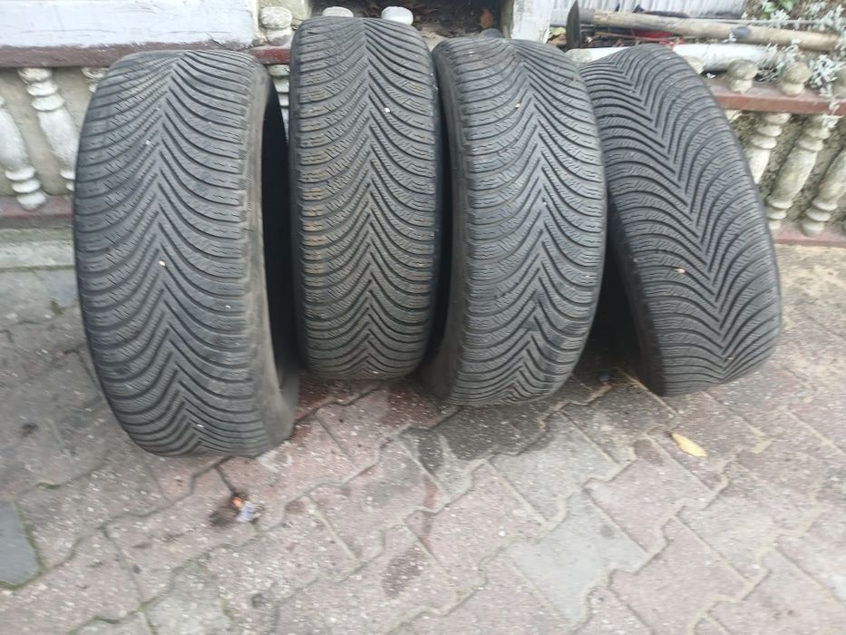 Opony zimowe 215x55x16 Michelina. Z felgami i kołpakami kpl.