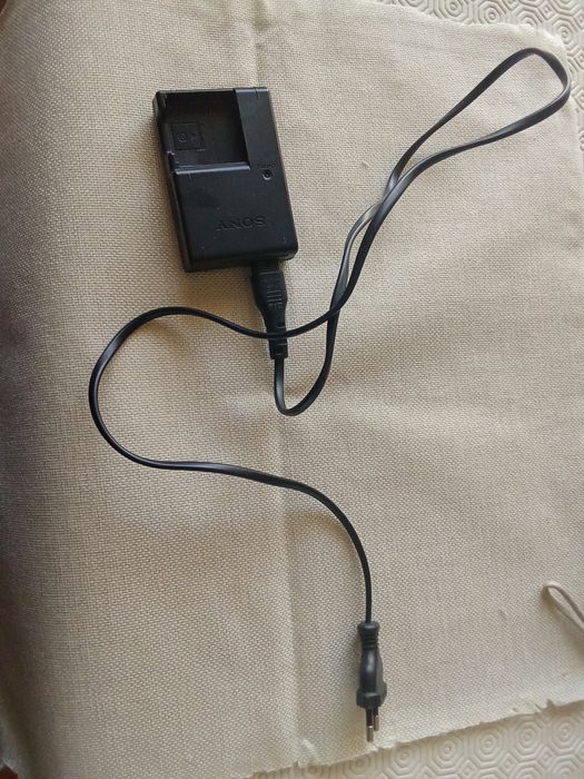 Máquina digital da Sony, carregador e leitor de cartões