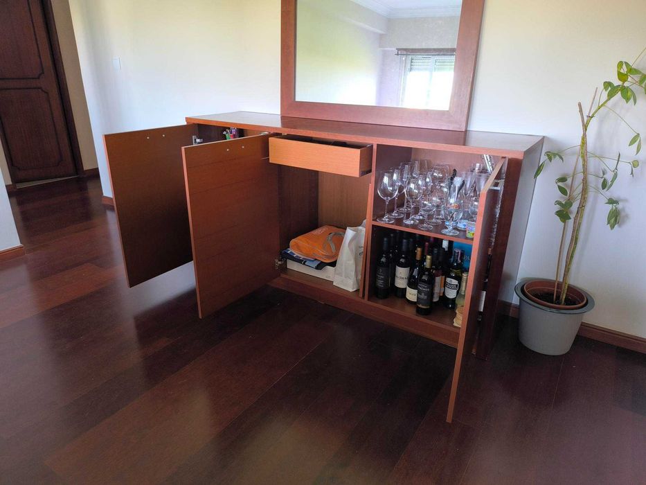 Móvel Aparador + espelho elegante e muito bom estado