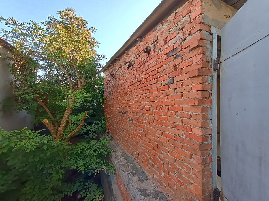 Капітальний гараж з червоної цегли