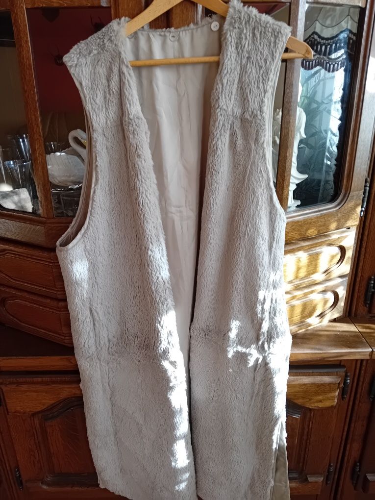 Dluga kamizelka naturalna z kieszeniami
