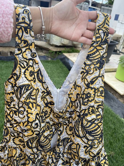 Vestido amarelo estampado