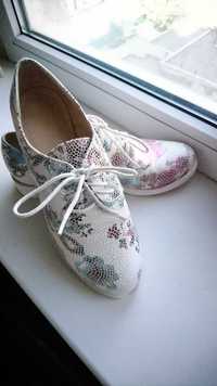 Весняні білі туфлі