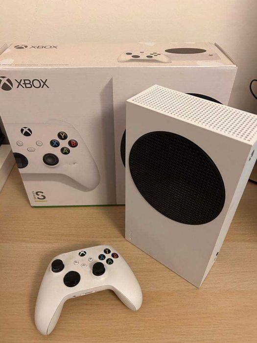 Xbox Series S com 4 comandos