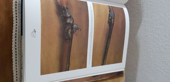 Livro- Oito Séculos de Caça em Portugal - NOVO