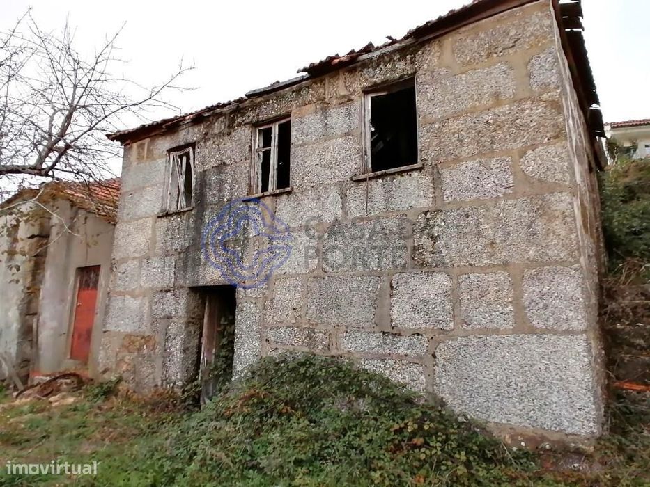Casa em pedra com dois pisos para recuperação a 200 metros da barragem