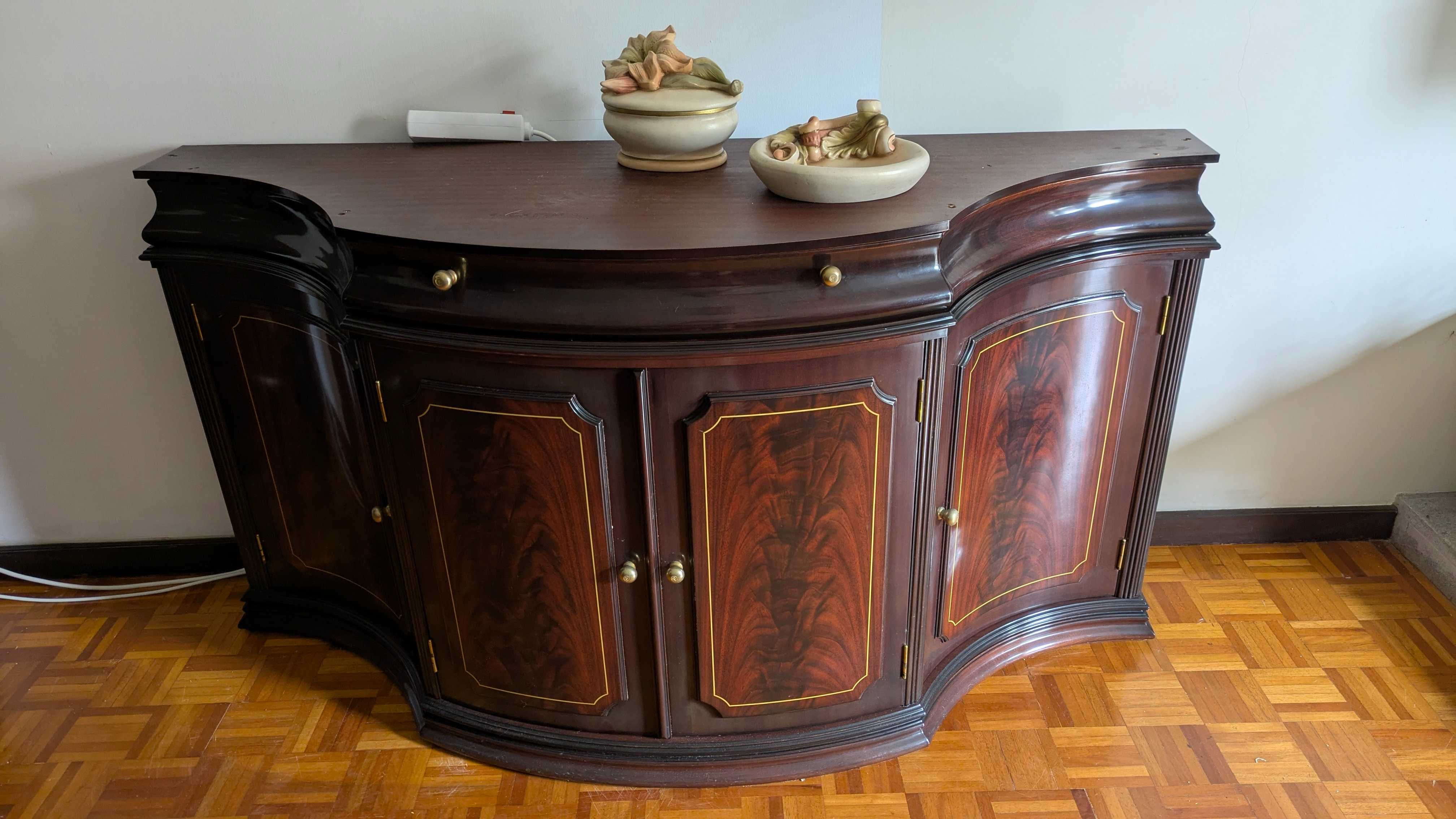 Aparador antigo em madeira com design curvo