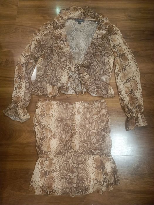 Conjunto de blusa e saia senhora