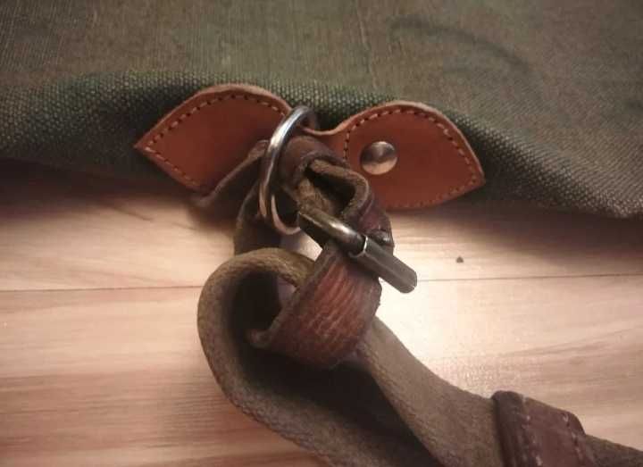 Parciany pokrowiec na wiatrówkę z  wyściółką i paskiem.