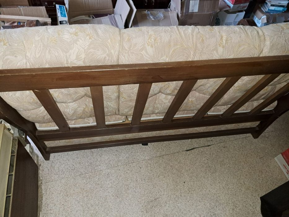 Sofá vintage com estrutura em madeira