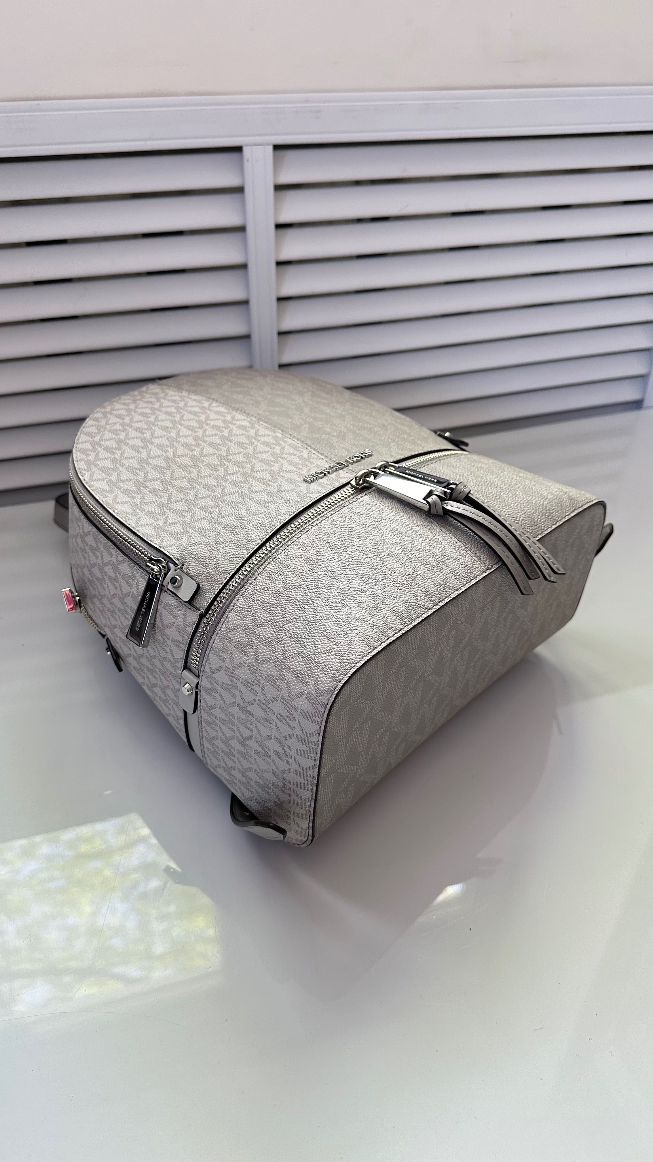 Світлий рюкзак Rhea Medium Logo backpack Michael Kors