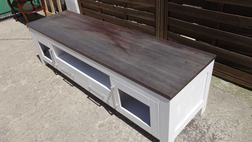 Biała drewniana szafka RTV niska solidna