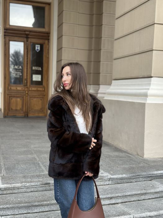 Норкова шуба автоледі з відстібним рукавом шоколадного кольору