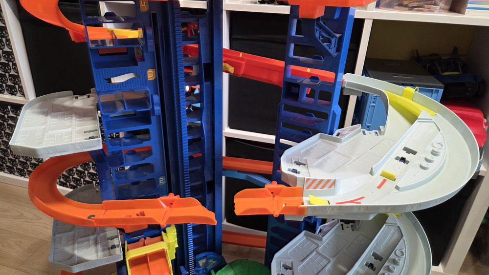 Zestaw Mattel Hot Wheels City GJL14 Mega Garaż Atak Dinozaura T-Rex