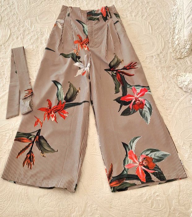 Calças estampadas florais, tamanho S com cinto