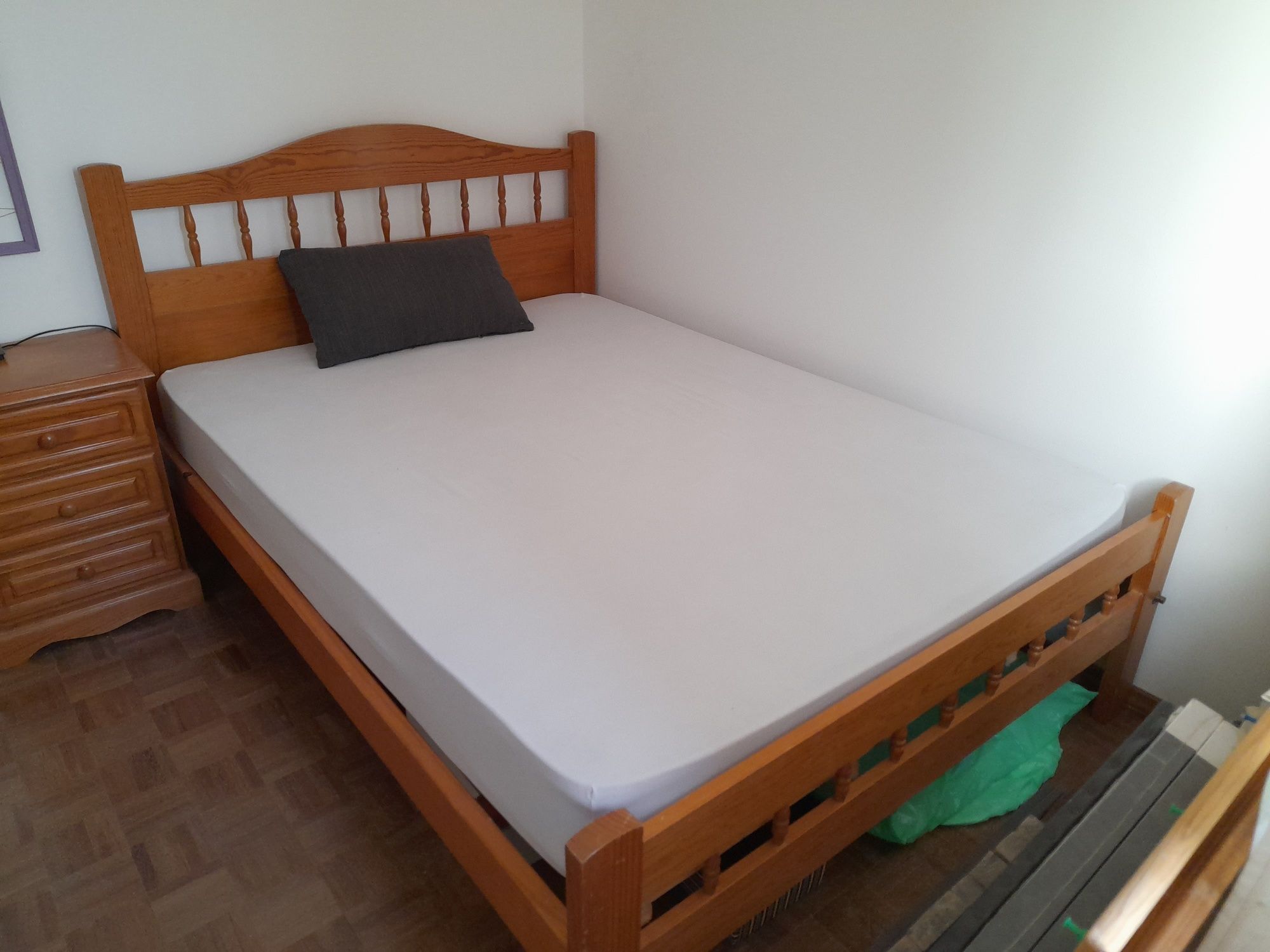 Cama 140x180 com colchão