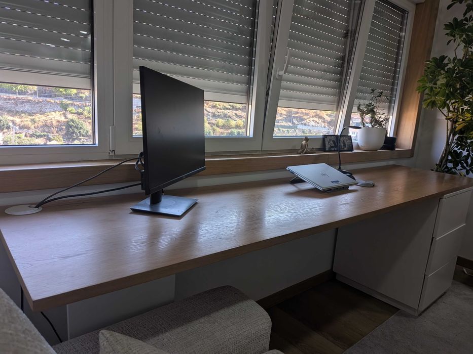 Secretária de escritório em madeira maciça - 2,58m x 60cm + comoda