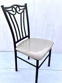 Cadeira em Ferro com estofo em tecido. Excelente estado de conservação