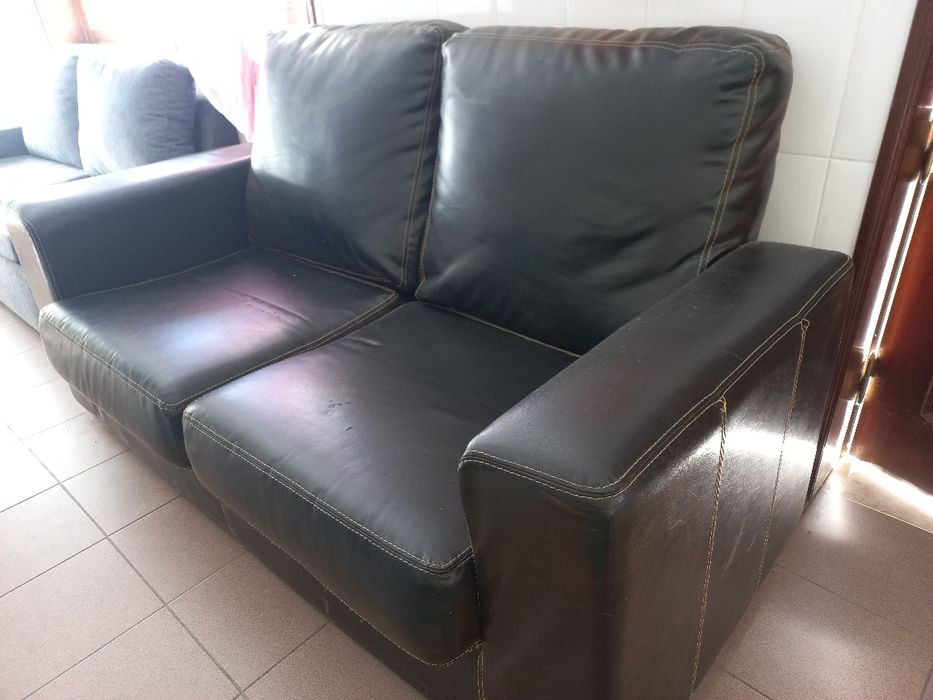 Sofá em pele de 2lug