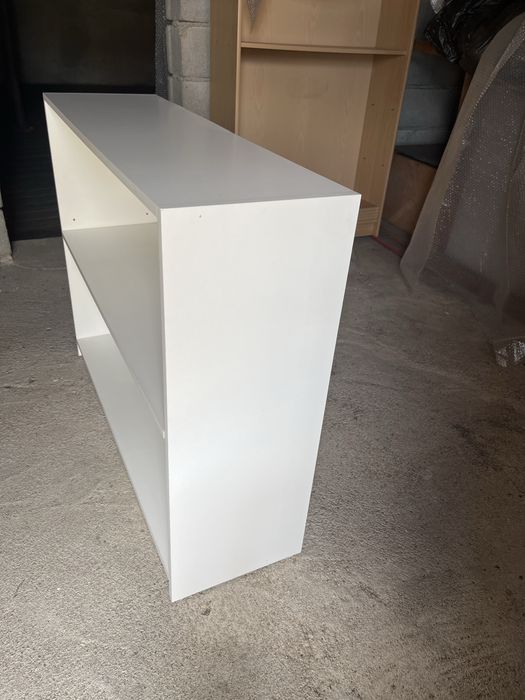 Estante branca com prateleira