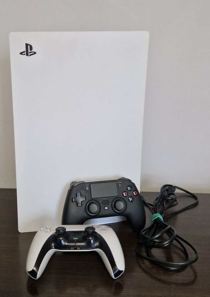 PlayStation 5 DIGITAL + 2 pady