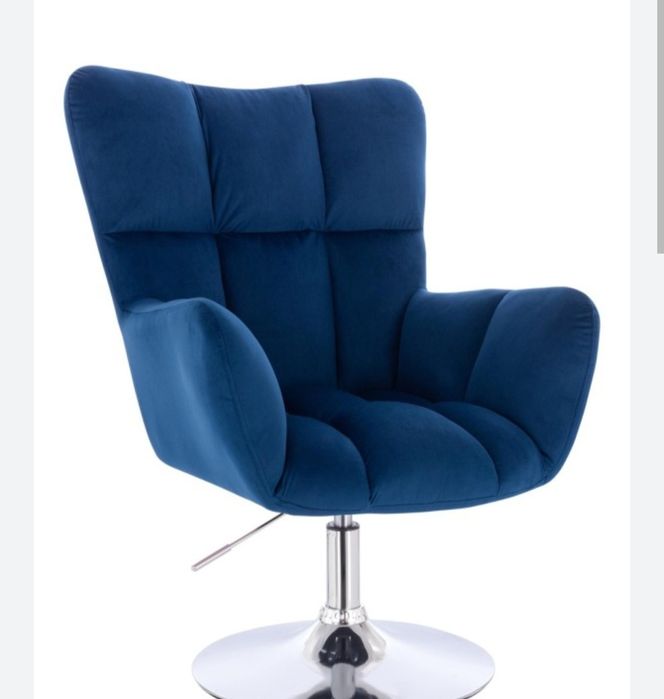 Fotel obrotowy welurowy niebieski podstawa chrom