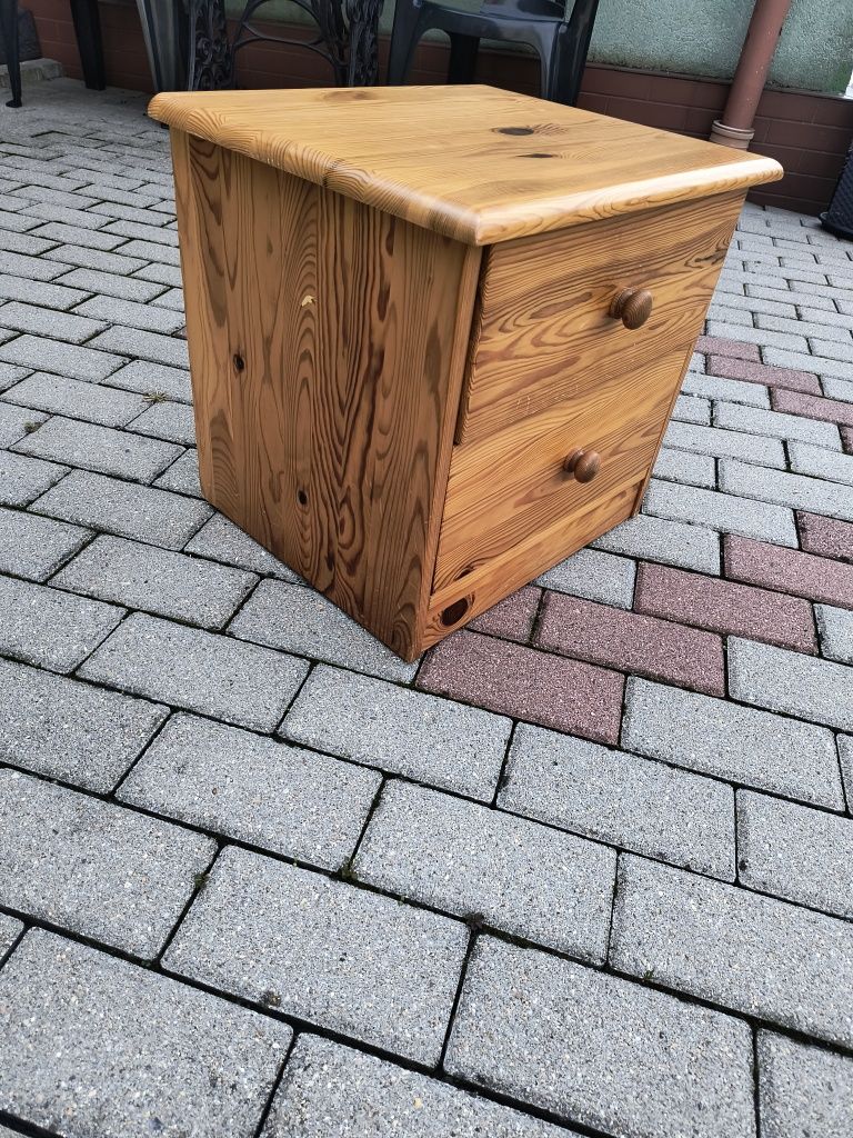 Sprzedam sosnową szafkę nocną.