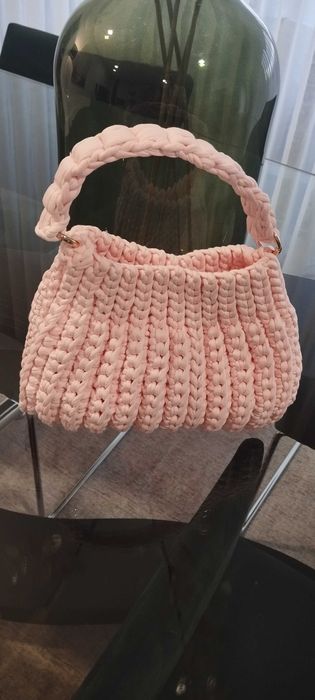 Mala de crochê feita a mão