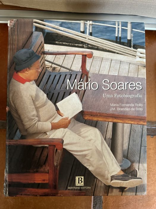 Livro Mário Soares - Uma Fotobiografia de Maria Fernanda Rollo e J.M. Brandão de Brito.