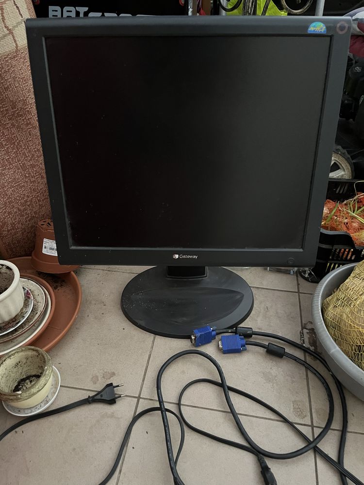 Monitor 4:3 z kablem vga