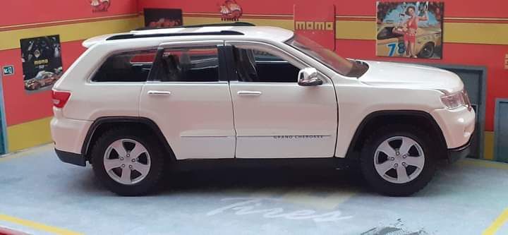 Jeep grang cherokee laredo novo em caixa escala 1/24