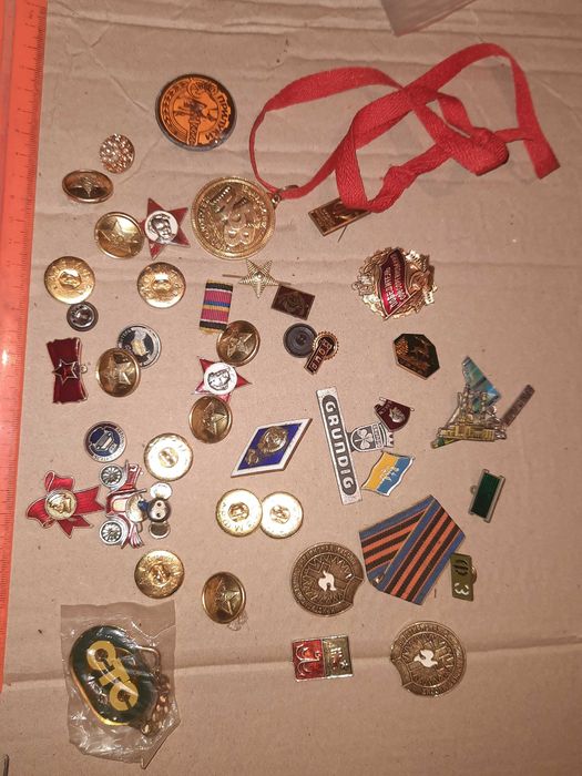 Набір різних значків ціна за все що є на фото