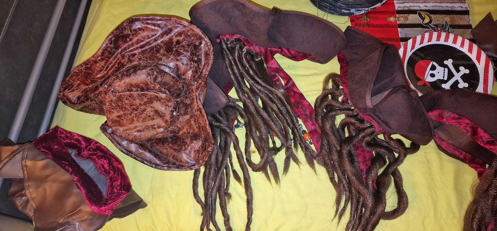 Pirate set for party Carnaval or Halloween. Conjunto piratas carnaval.