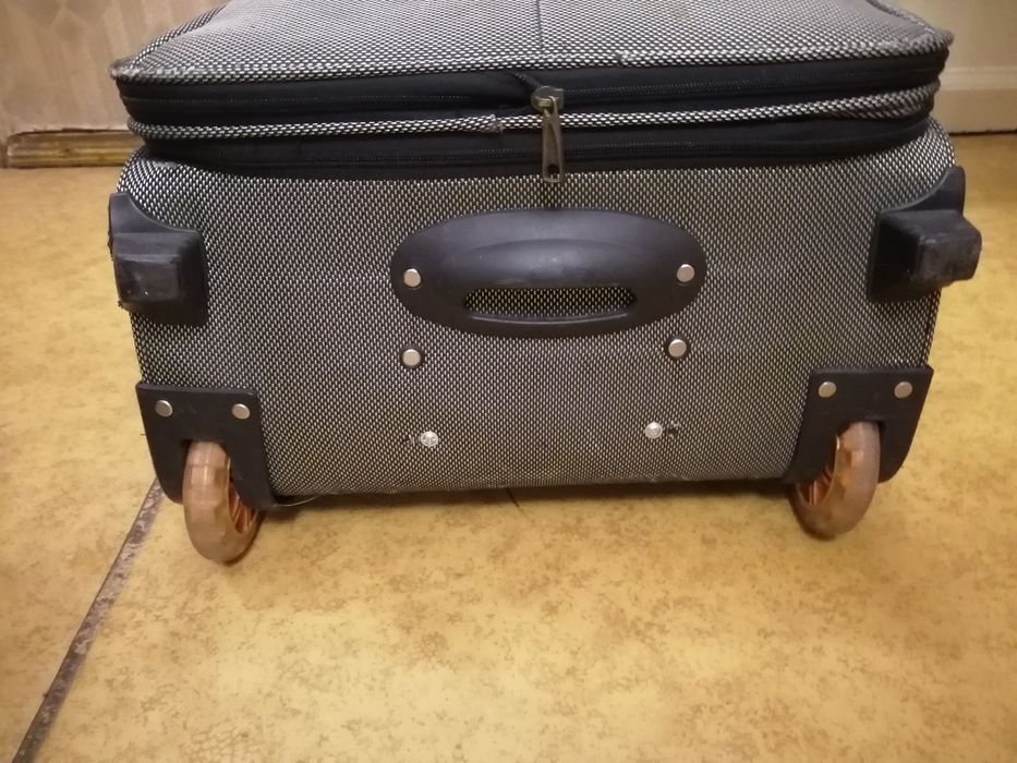 Продам чемодан средней величины, б/у.