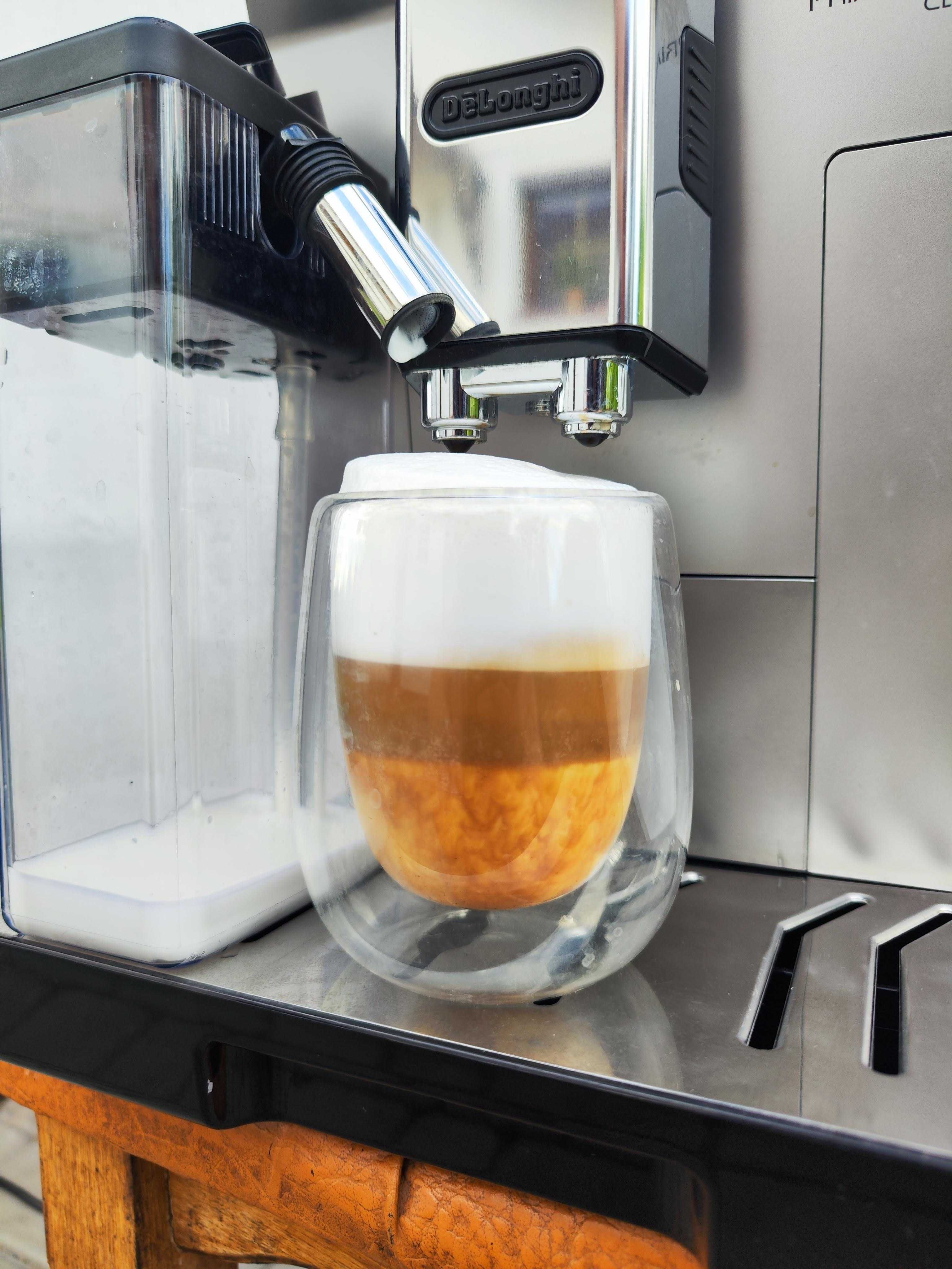 Кавомашина DeLonghi ECAM 556.55 PrimaDonna Class новий молочник