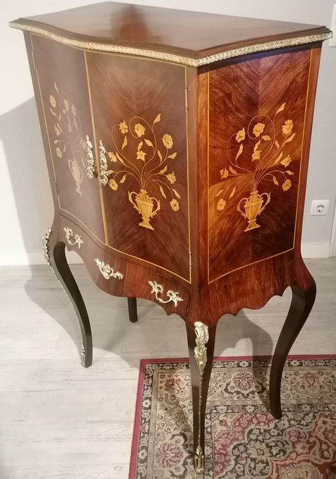 Móvel Bar Garrafeira, estilo Luís XV. Pau-santo.