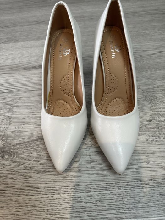 Туфлі жіночі весільні нові 36 розмір(колір білий)
